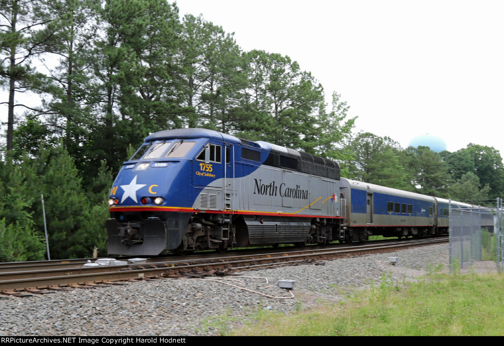 RNCX 1755 leads train P075-03 towards the station